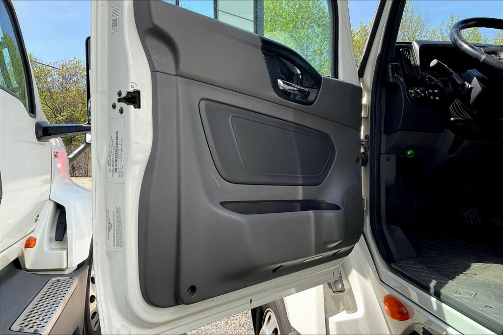 2021 CUM LT625 6×4 Sleeper