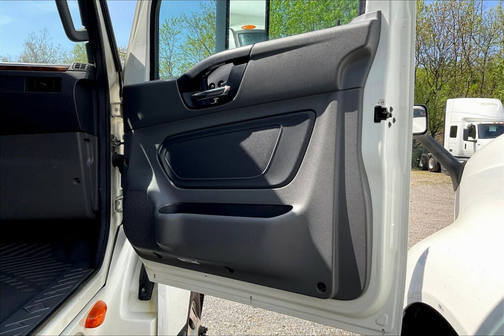 2021 CUM LT625 6×4 Sleeper