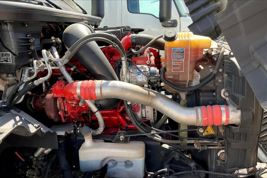 2021 CUM LT625 6×4 Sleeper