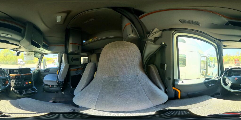 2021 CUM LT625 6×4 Sleeper