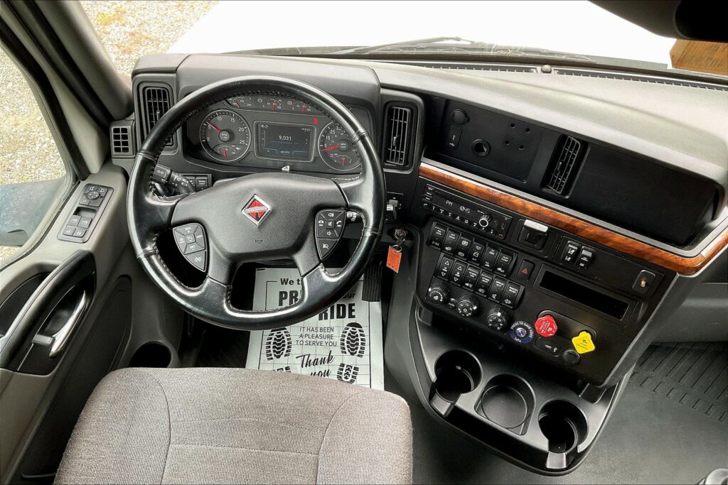 2021 CUM LT625 6×4 Sleeper