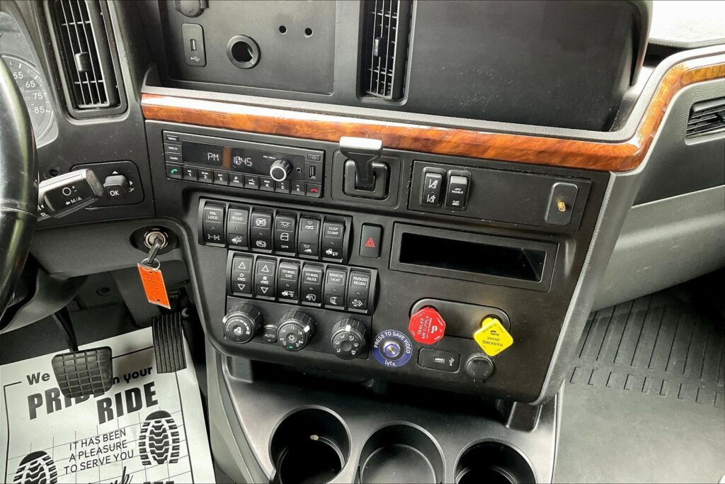 2021 CUM LT625 6×4 Sleeper