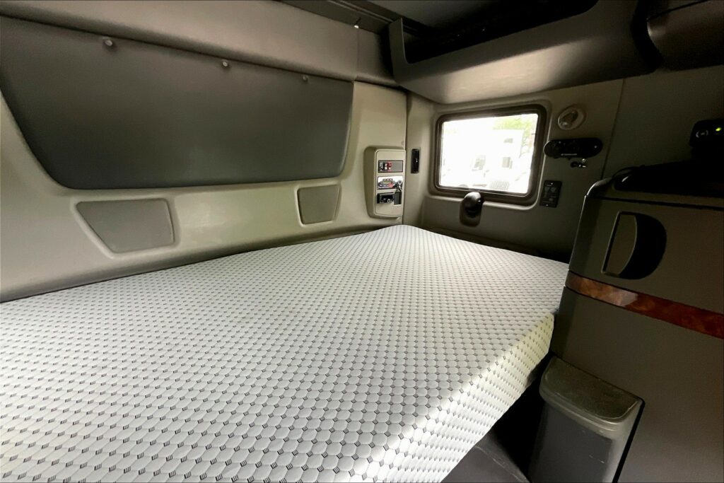 2021 CUM LT625 6×4 Sleeper