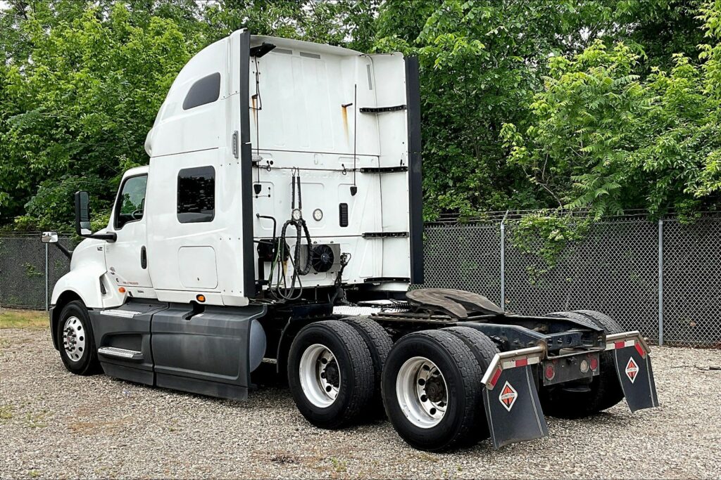 2021 CUM LT625 6×4 Sleeper