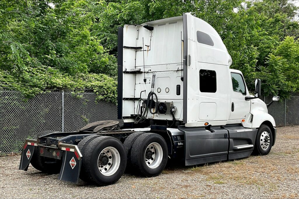 2021 CUM LT625 6×4 Sleeper