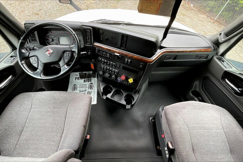 2021 CUM LT625 6×4 Sleeper