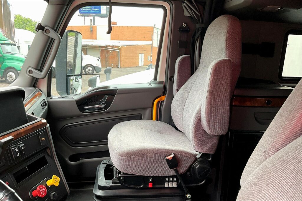 2021 CUM LT625 6×4 Sleeper