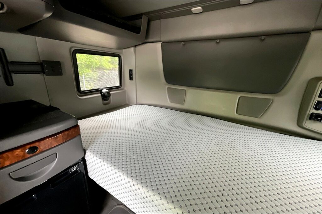 2021 CUM LT625 6×4 Sleeper