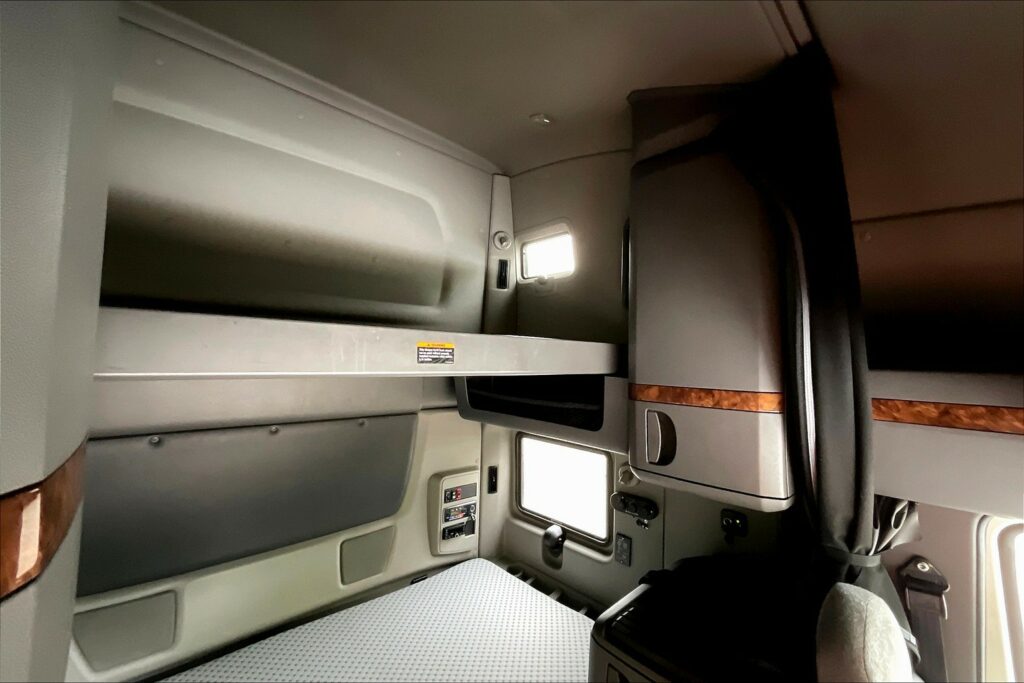 2021 CUM LT625 6×4 Sleeper