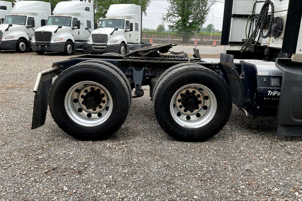 2021 CUM LT625 6×4 Sleeper