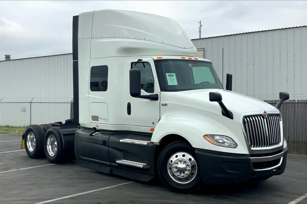 2022 CUM LT625 6×4 Sleeper