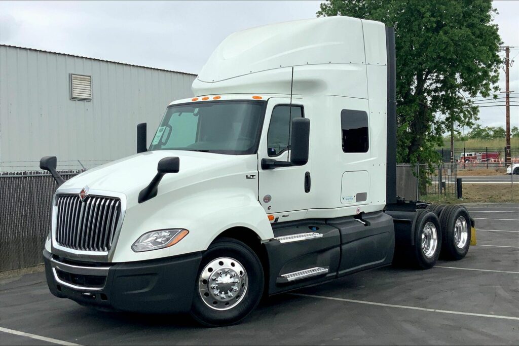 2022 CUM LT625 6×4 Sleeper