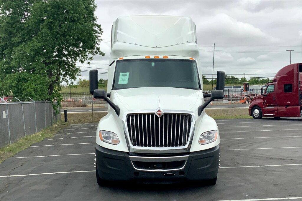 2022 CUM LT625 6×4 Sleeper