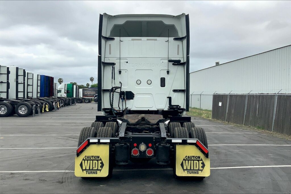 2022 CUM LT625 6×4 Sleeper