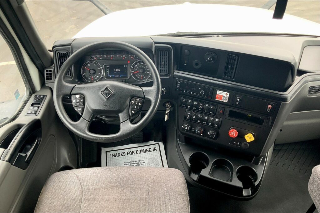 2022 CUM LT625 6×4 Sleeper