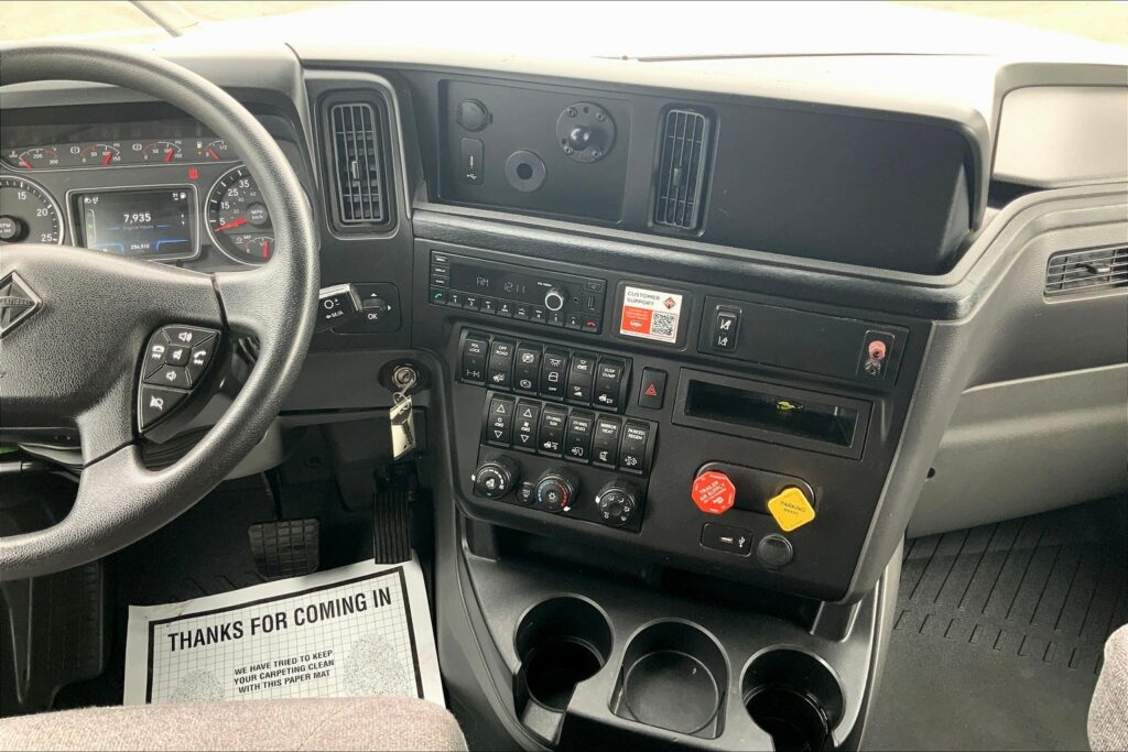 2022 CUM LT625 6×4 Sleeper