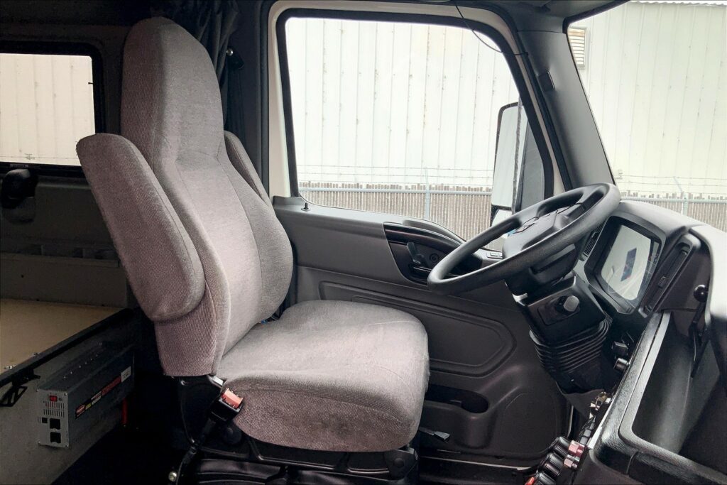 2022 CUM LT625 6×4 Sleeper