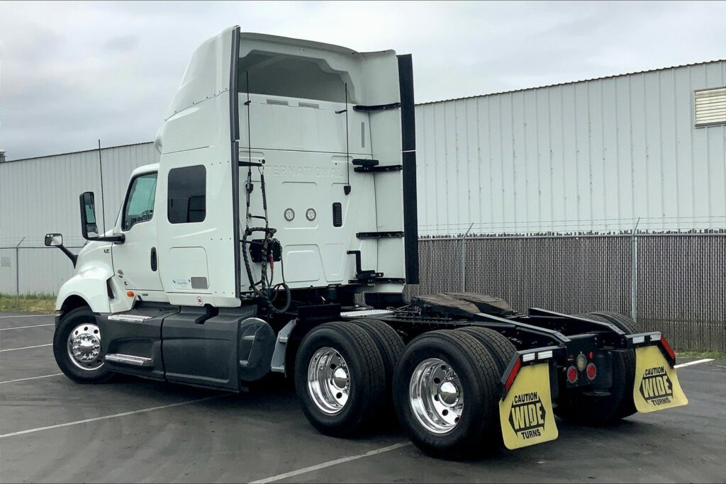 2022 CUM LT625 6×4 Sleeper