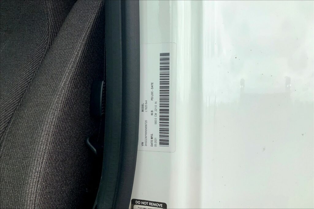 2022 CUM LT625 6×4 Sleeper