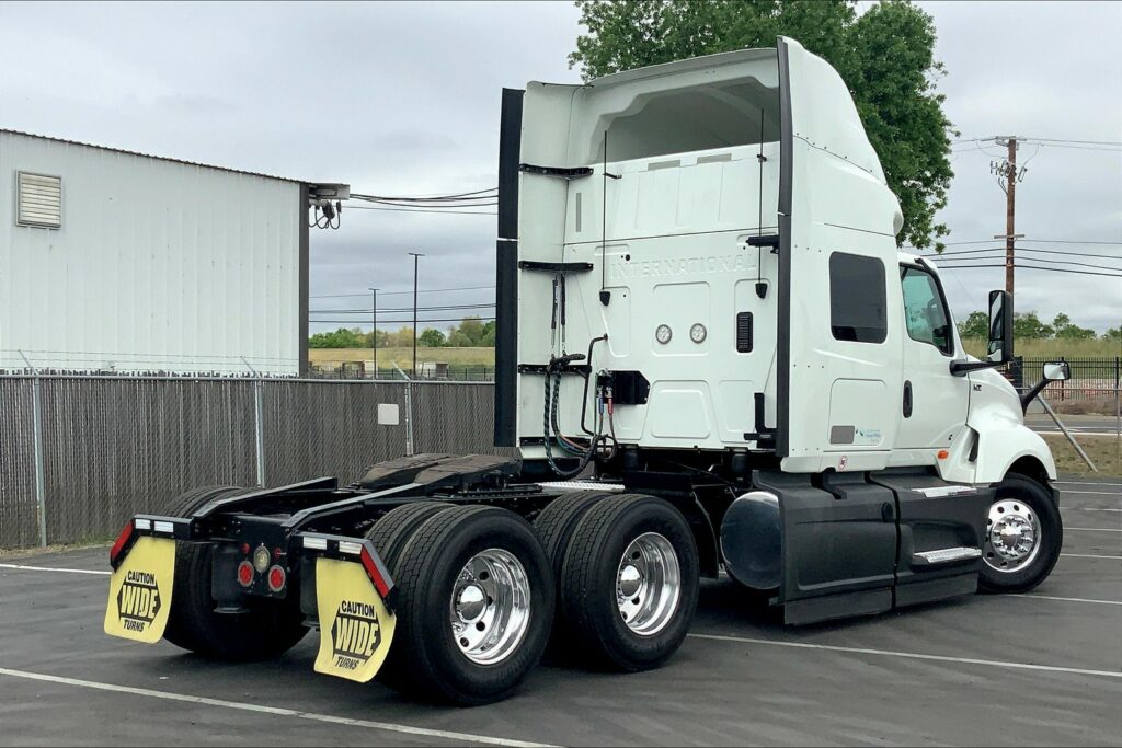 2022 CUM LT625 6×4 Sleeper