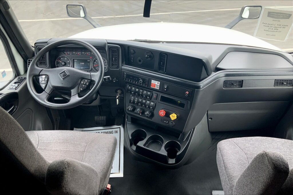 2022 CUM LT625 6×4 Sleeper