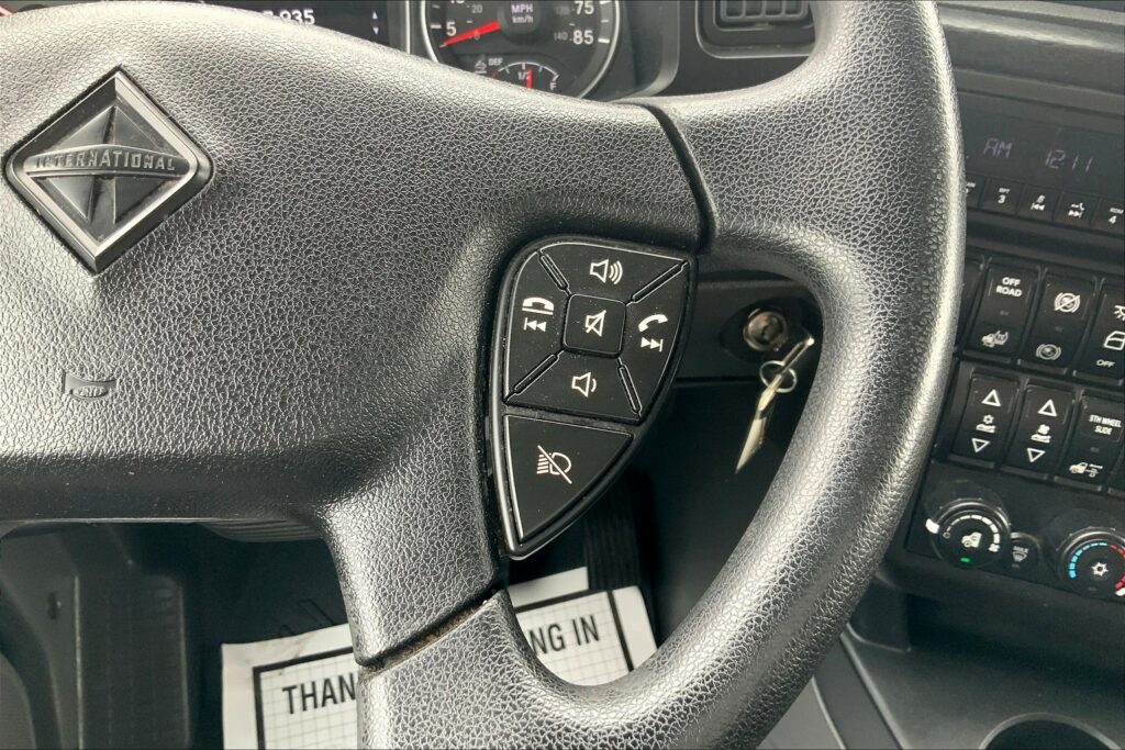 2022 CUM LT625 6×4 Sleeper