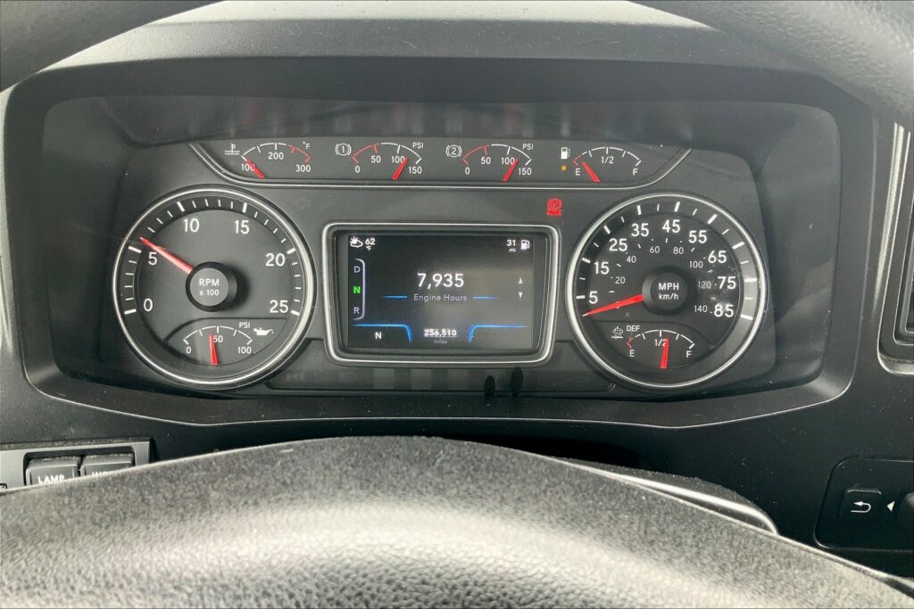 2022 CUM LT625 6×4 Sleeper