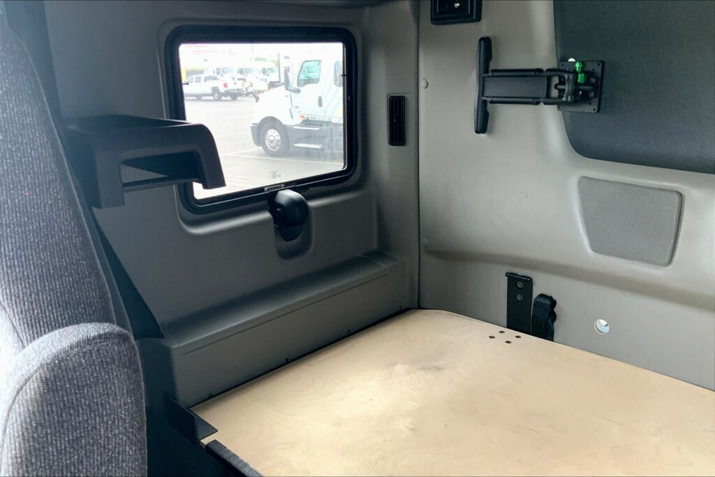 2022 CUM LT625 6×4 Sleeper