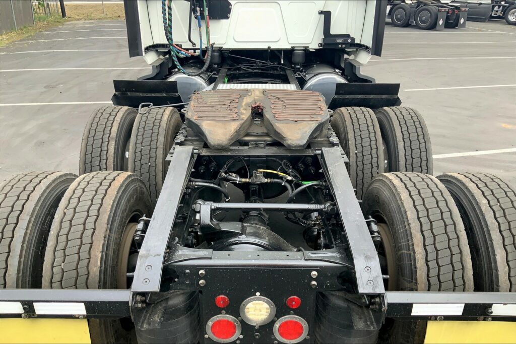 2022 CUM LT625 6×4 Sleeper