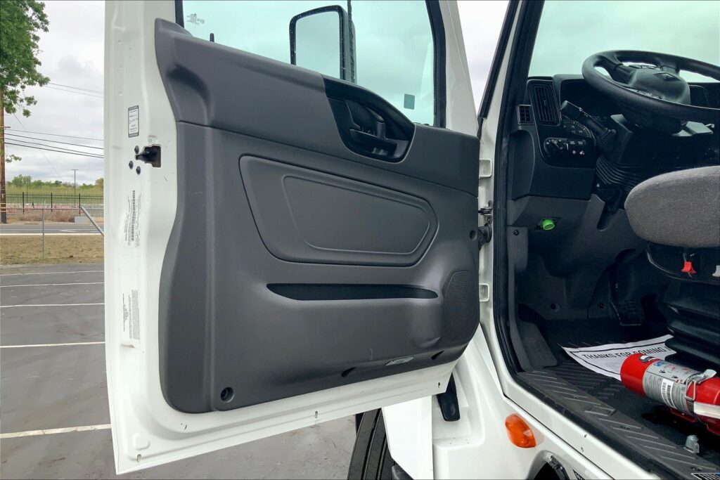 2022 CUM LT625 6×4 Sleeper