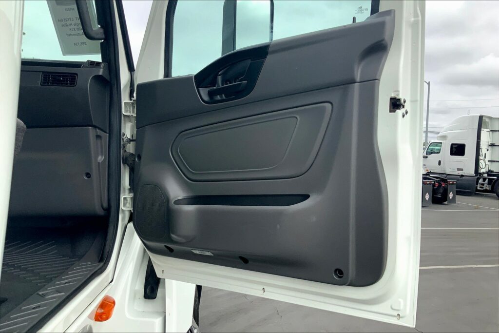 2022 CUM LT625 6×4 Sleeper