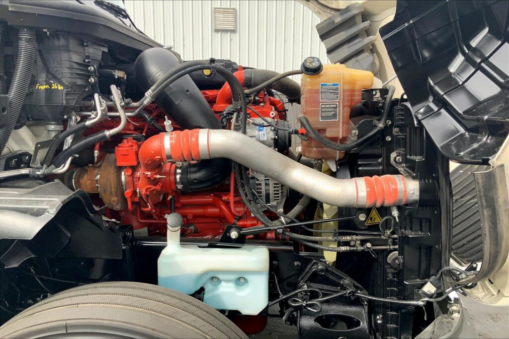 2022 CUM LT625 6×4 Sleeper