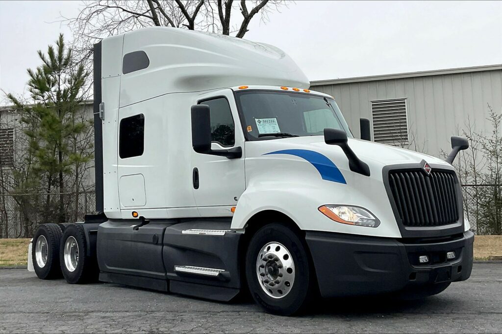 2021 CUM LT625 6×4 Sleeper