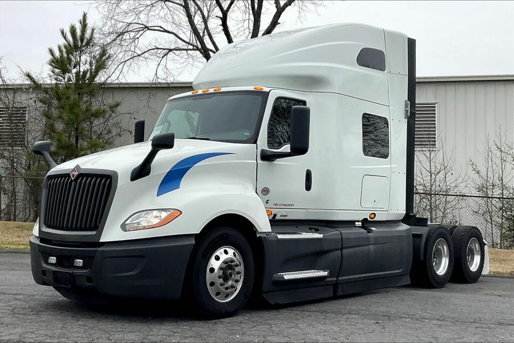 2021 CUM LT625 6×4 Sleeper