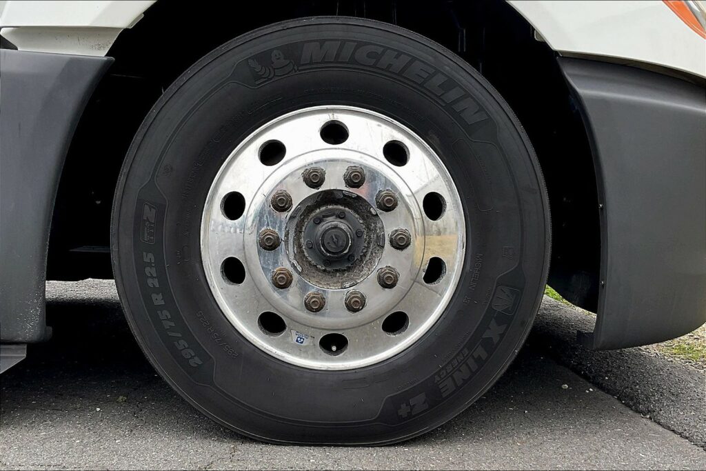 2021 CUM LT625 6×4 Sleeper