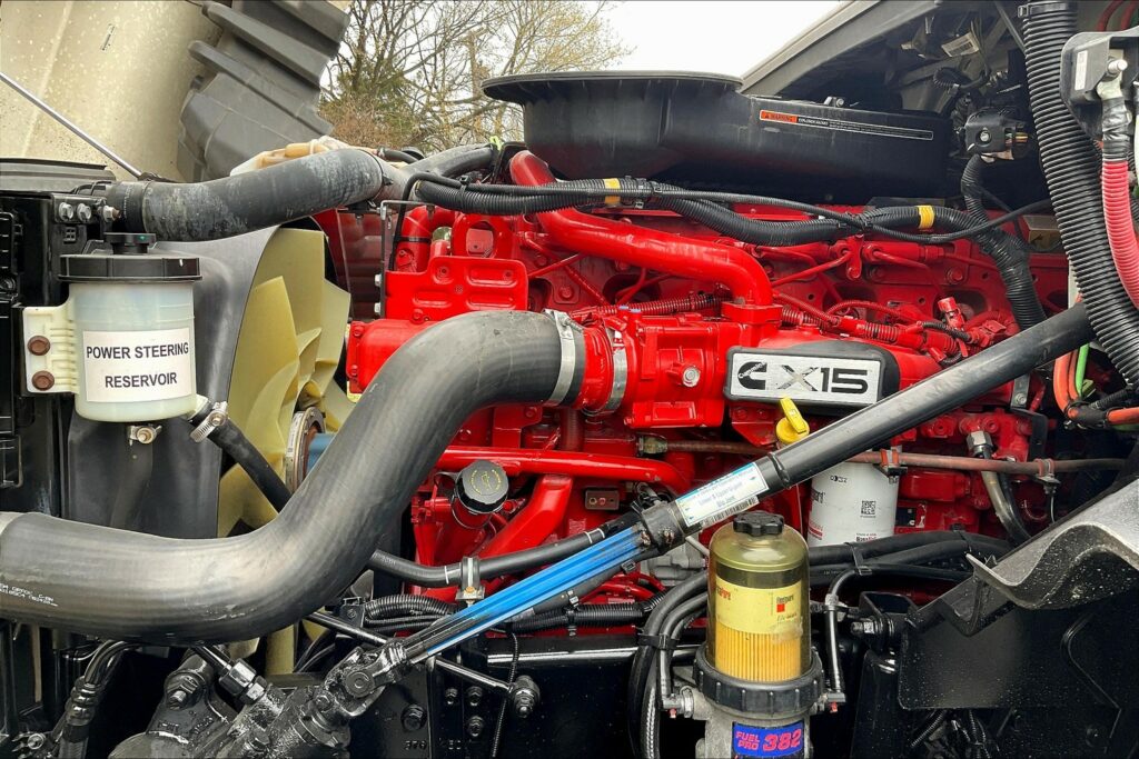 2021 CUM LT625 6×4 Sleeper