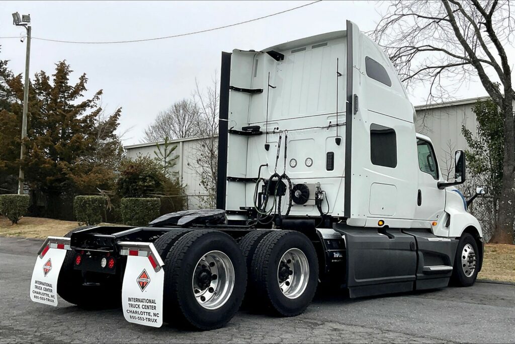 2021 CUM LT625 6×4 Sleeper