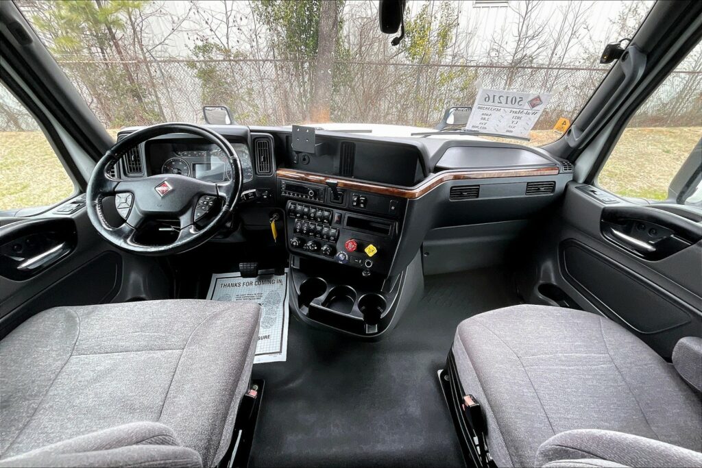 2021 CUM LT625 6×4 Sleeper