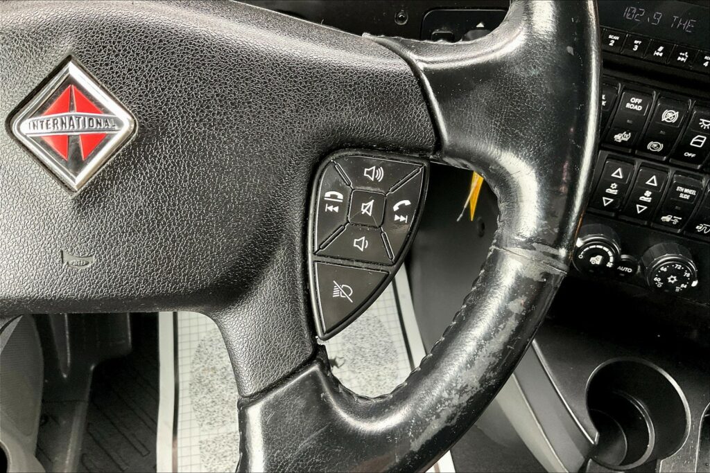 2021 CUM LT625 6×4 Sleeper