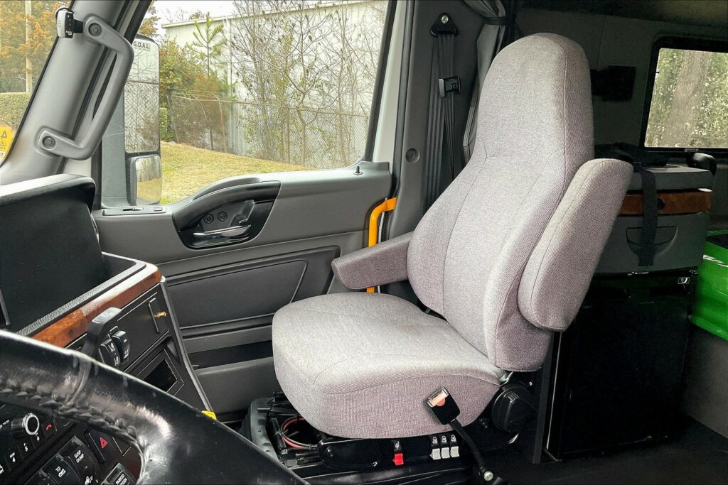 2021 CUM LT625 6×4 Sleeper