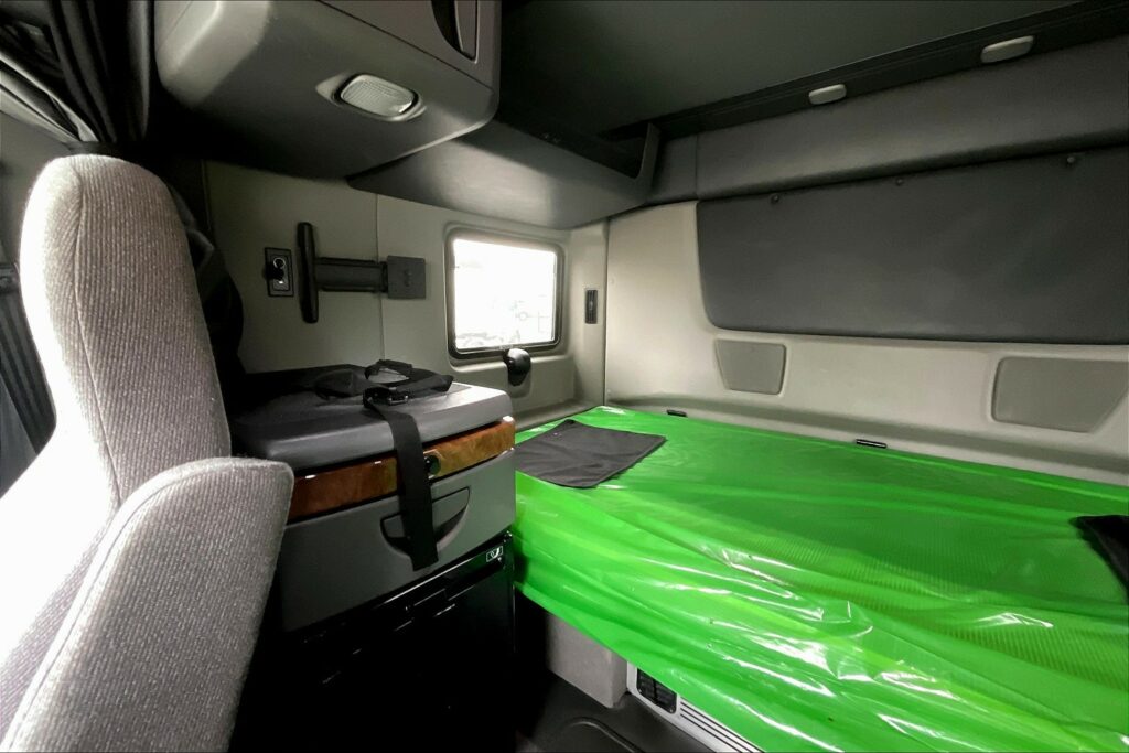 2021 CUM LT625 6×4 Sleeper