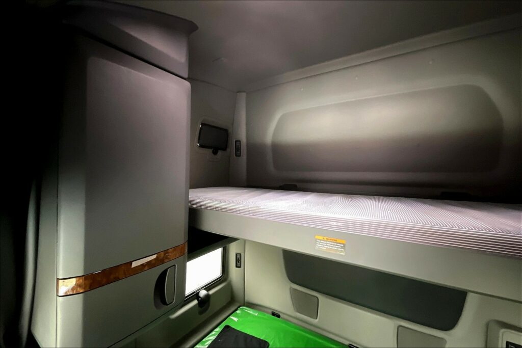 2021 CUM LT625 6×4 Sleeper