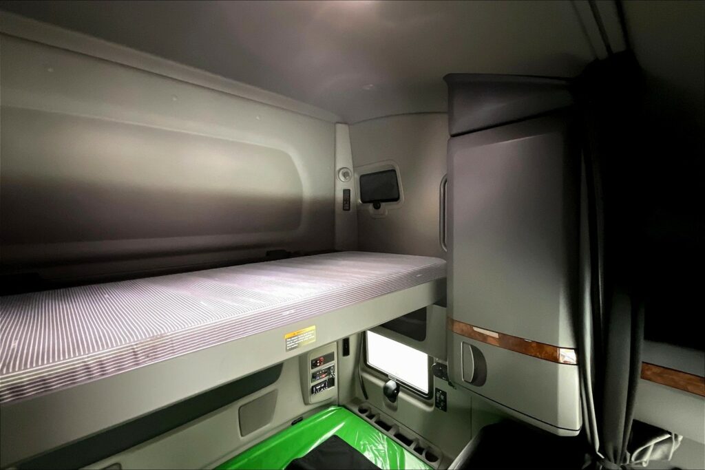 2021 CUM LT625 6×4 Sleeper