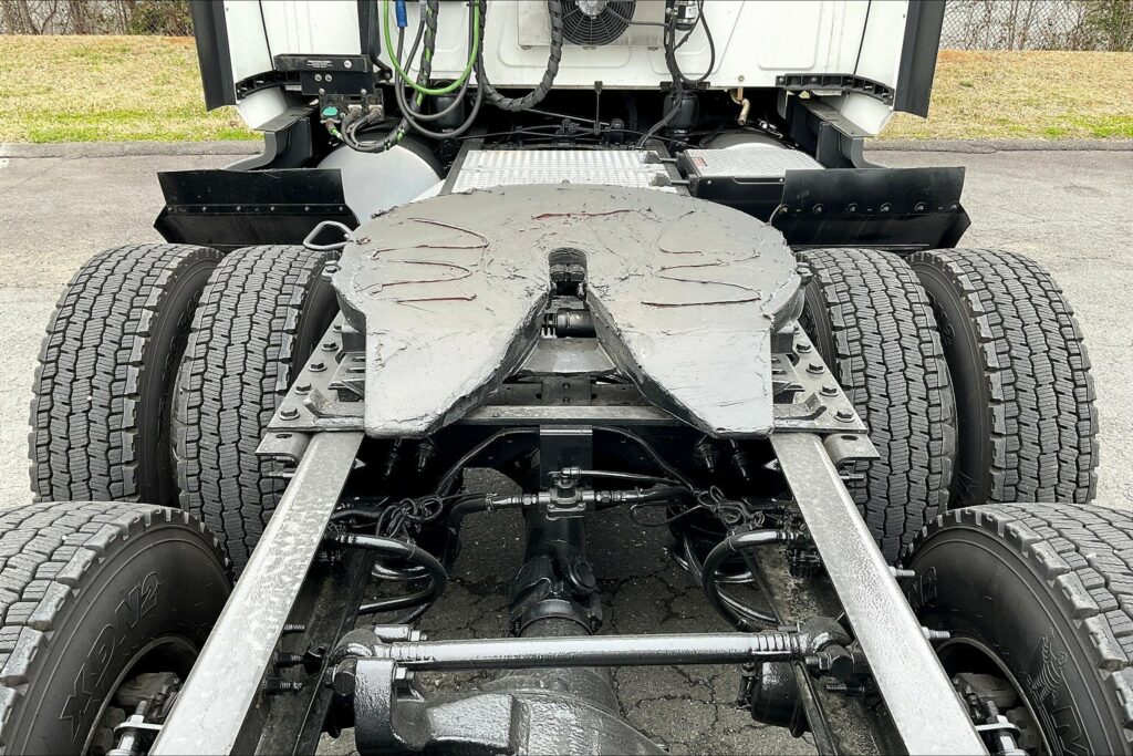 2021 CUM LT625 6×4 Sleeper