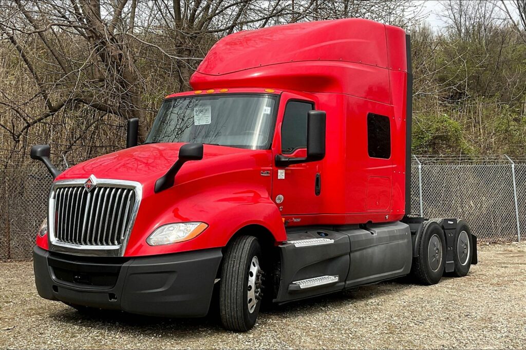 2021 CUM LT625 6×4 Sleeper