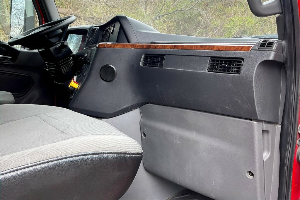 2021 CUM LT625 6×4 Sleeper