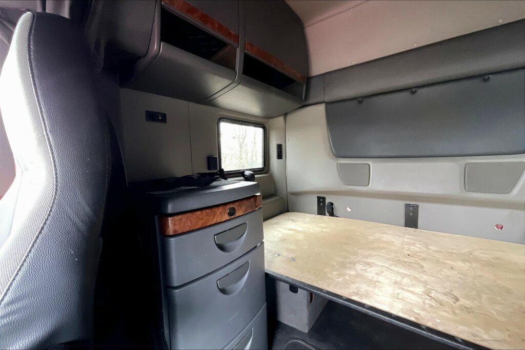 2021 CUM LT625 6×4 Sleeper