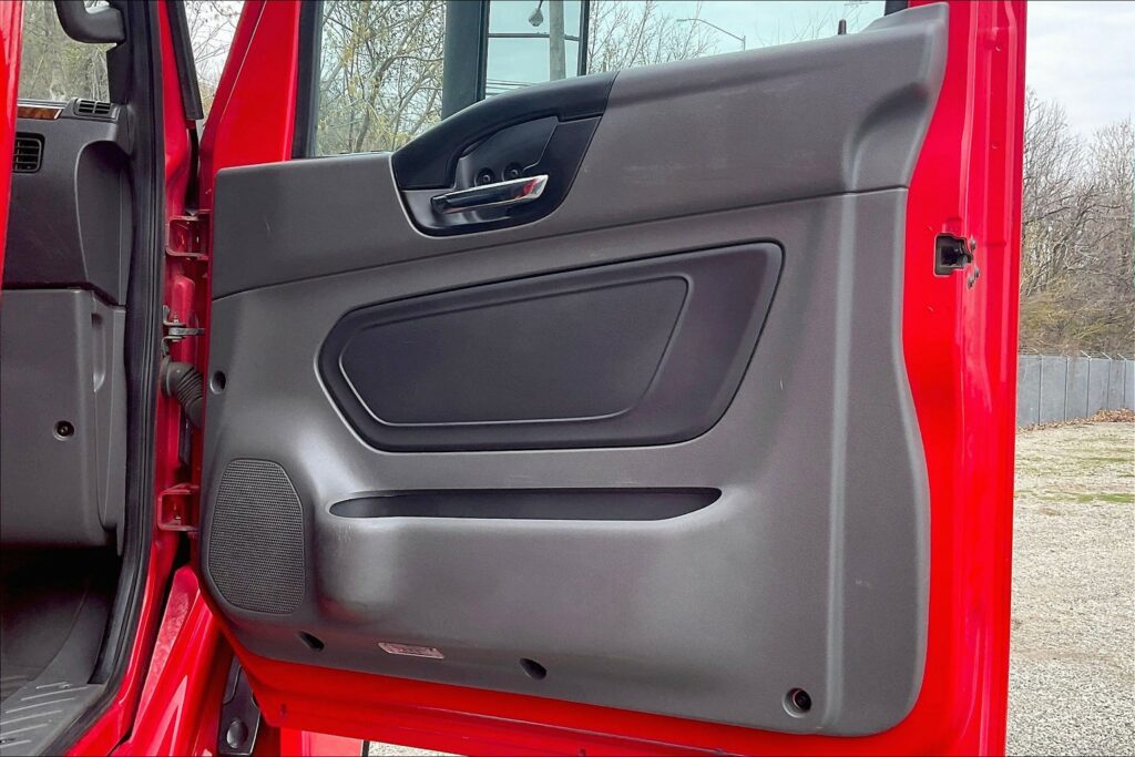 2021 CUM LT625 6×4 Sleeper