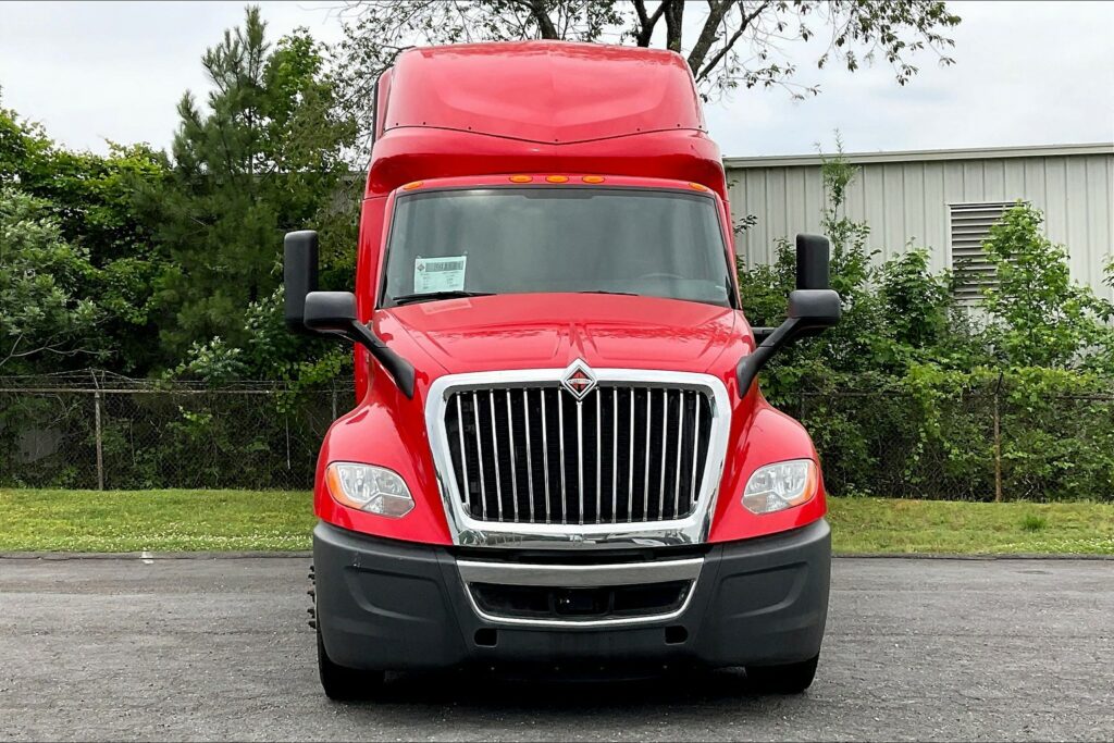 2021 CUM LT625 6×4 Sleeper