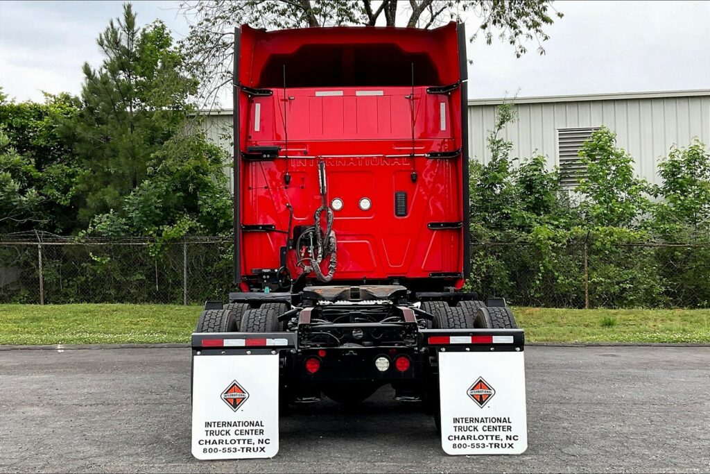 2021 CUM LT625 6×4 Sleeper